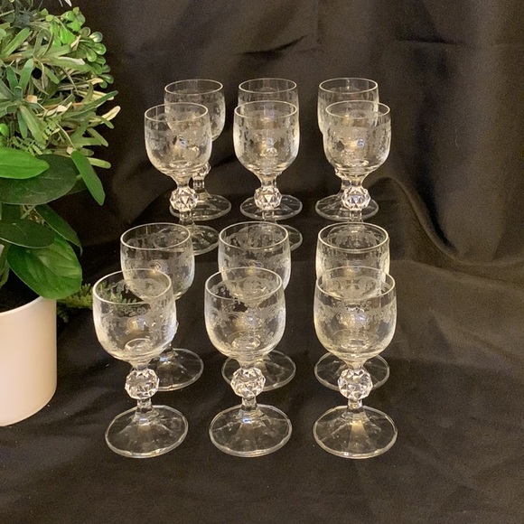 Set of 12 vintage embossed / etched glass cordial glasses - Picture 4 of 12